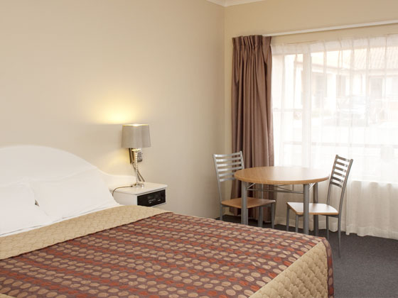 Engadine Motor Inn Spa Room